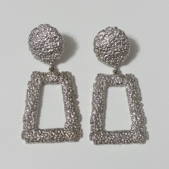 ✨2/$10 ⚖️ NWOT Textured Rectangle Earrings - Picture 1 of 1
